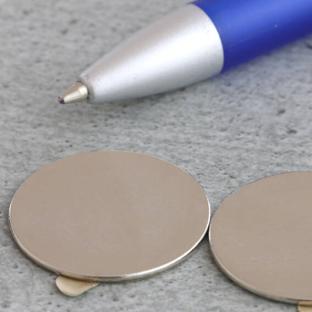 Imanes de neodimio con forma de disco, autoadhesivos, 25 mm x 1 mm, N35 