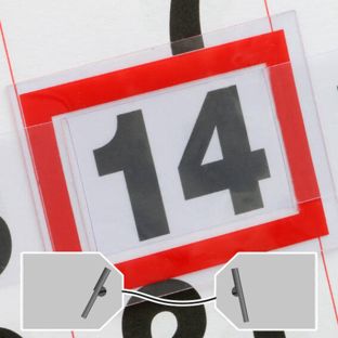 Indicador de fechas ventana ranurada impresa, rojas, con goma elástica y clavijas de metal 